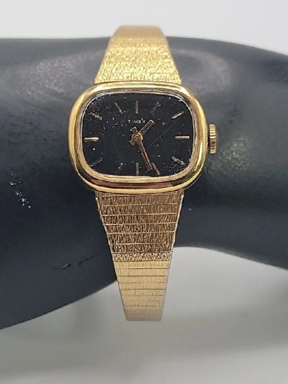 Vtg Timex Mechanical Ladies Watch Black Dial Gold Tone Textured Mesh Band 7.5
